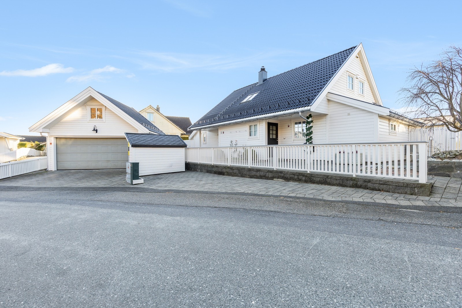 Pent opparbeidet tomt med asfaltert innkjørsel og god plass til parkering Galleribilde