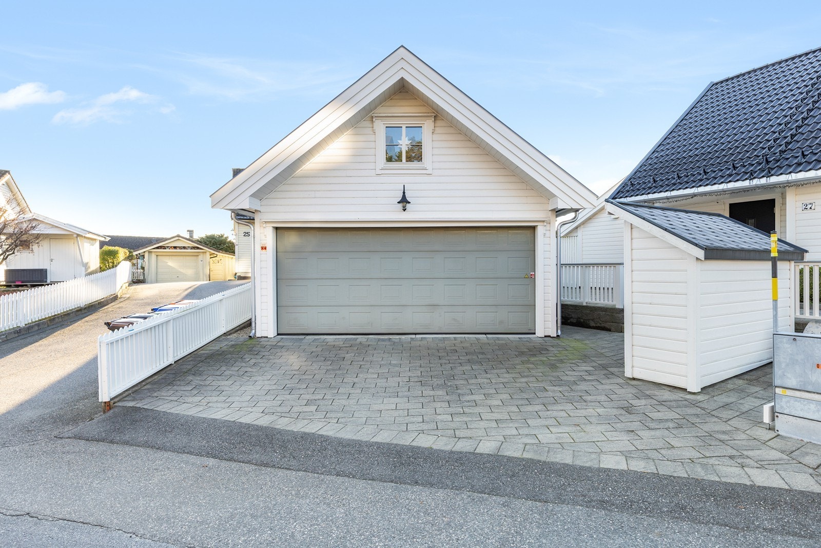 Dobbel garasje med aut. port og stort loft Galleribilde