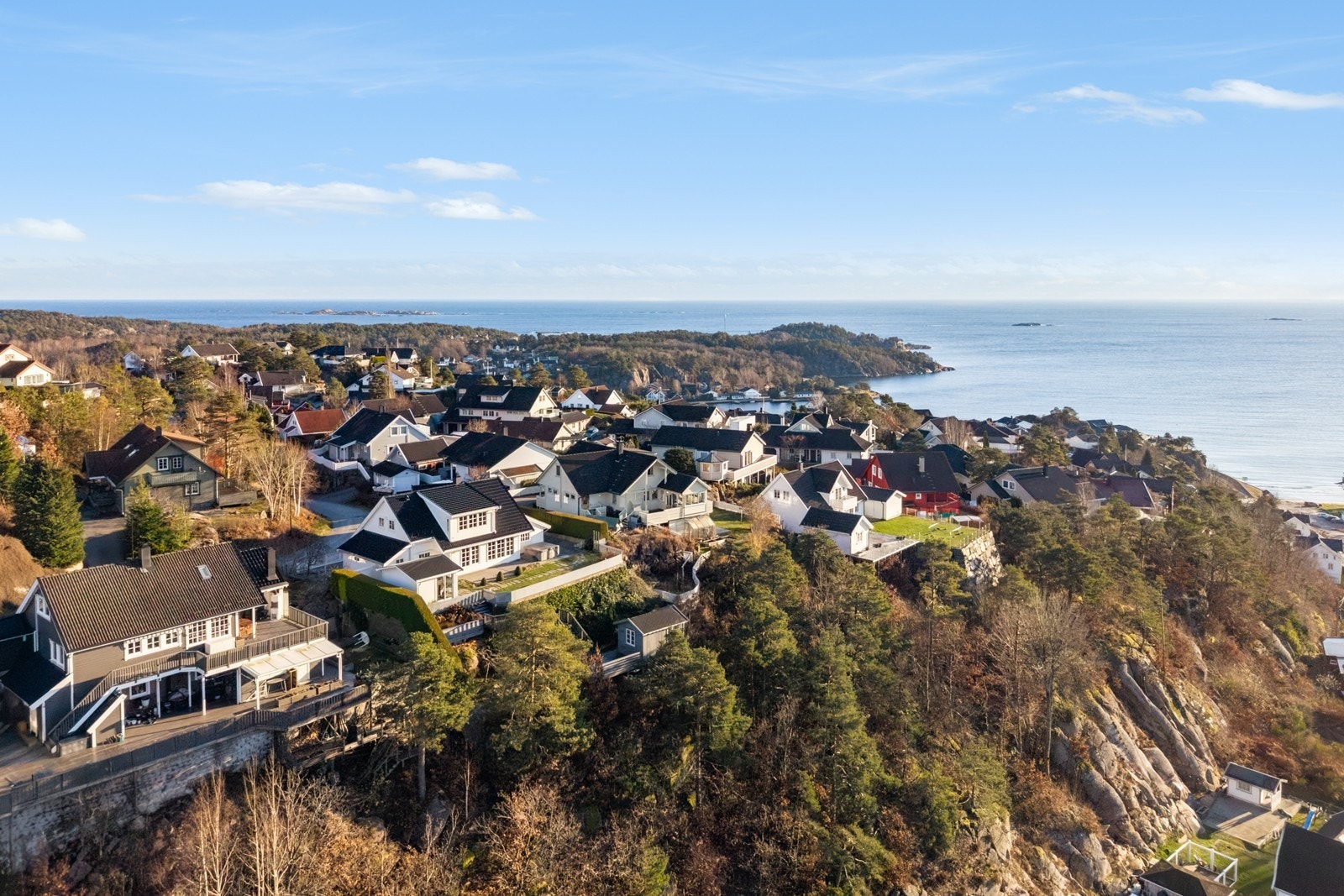 Boligen ligger høyt og luftig med fin sjøutsikt Galleribilde
