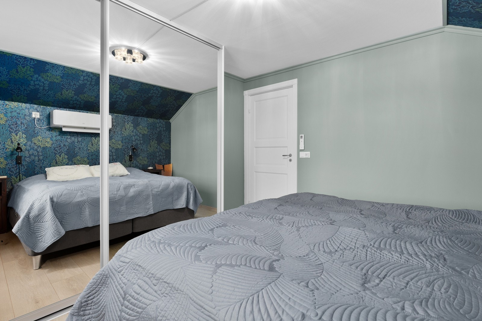 Praktisk garderobe med skyvedør Galleribilde