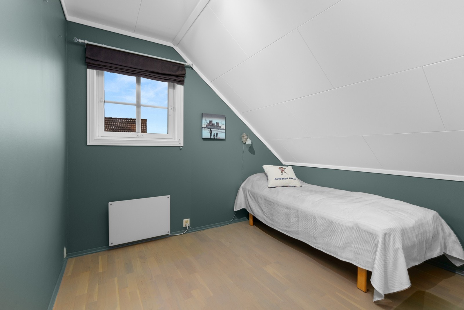 Soverom i 2. etg med god plass til stor seng. Galleribilde