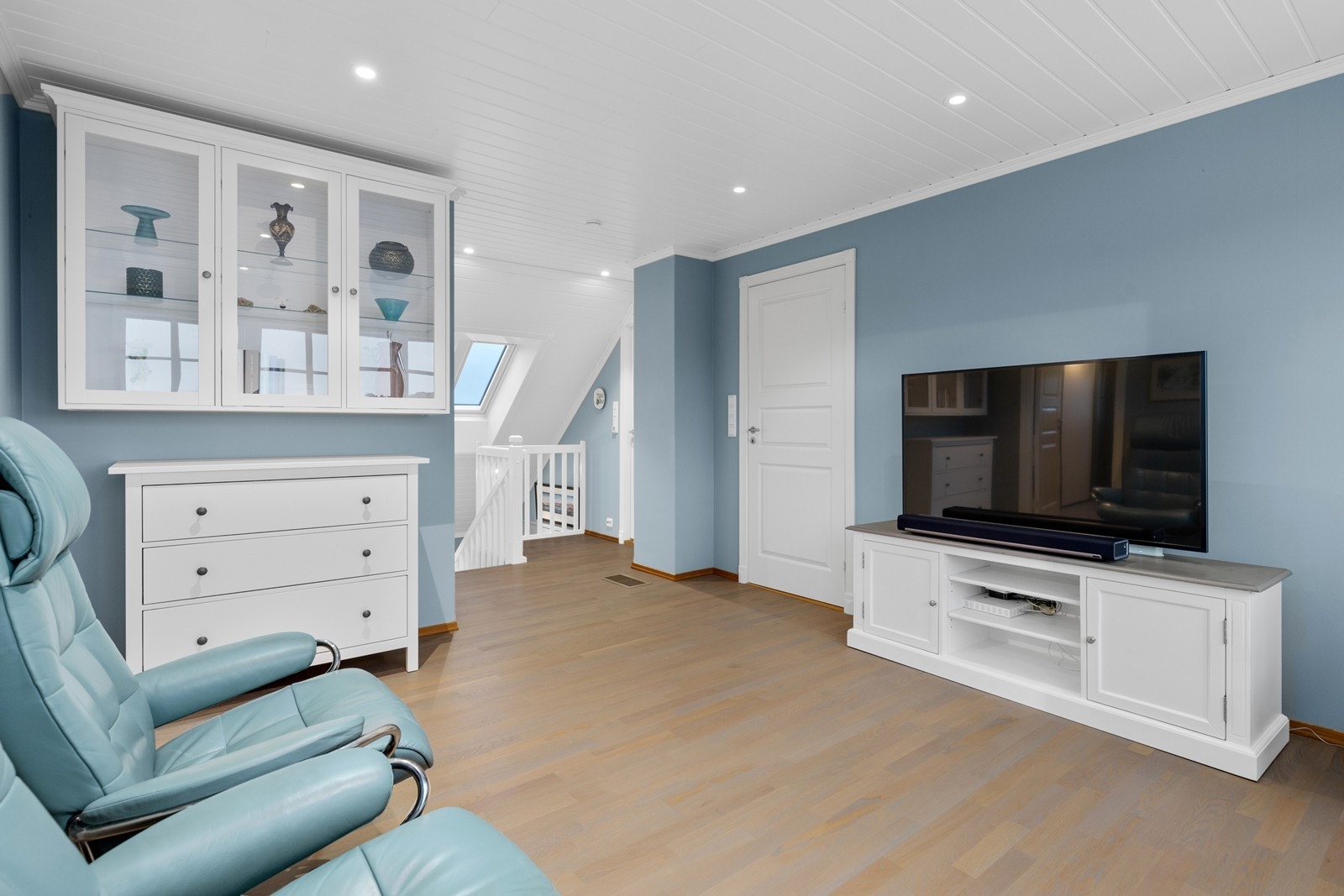 Loftstue med plass til sittegruppe og tv Galleribilde