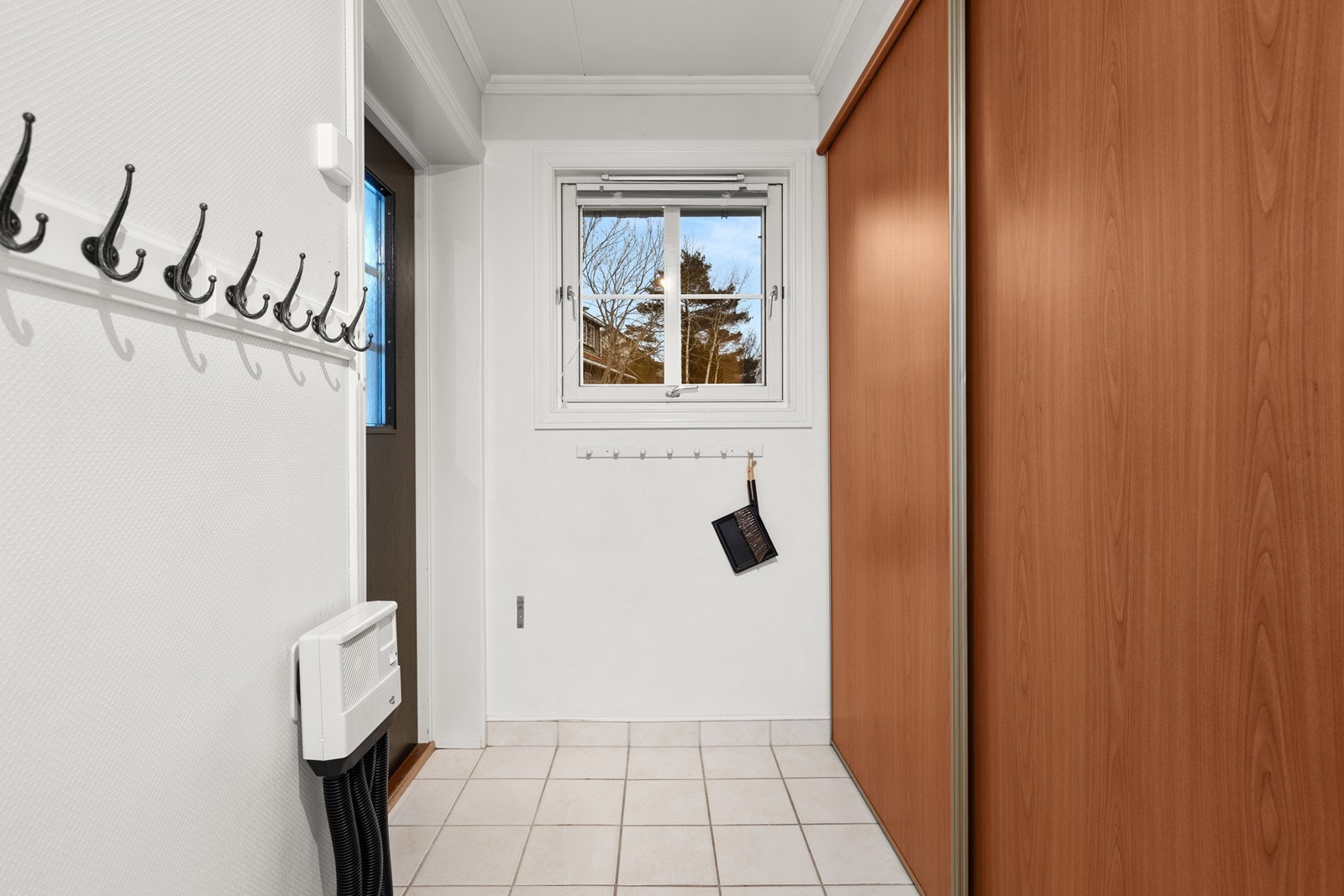 Vaskerom med skyvedørsgarderobe og egen utgang Galleribilde