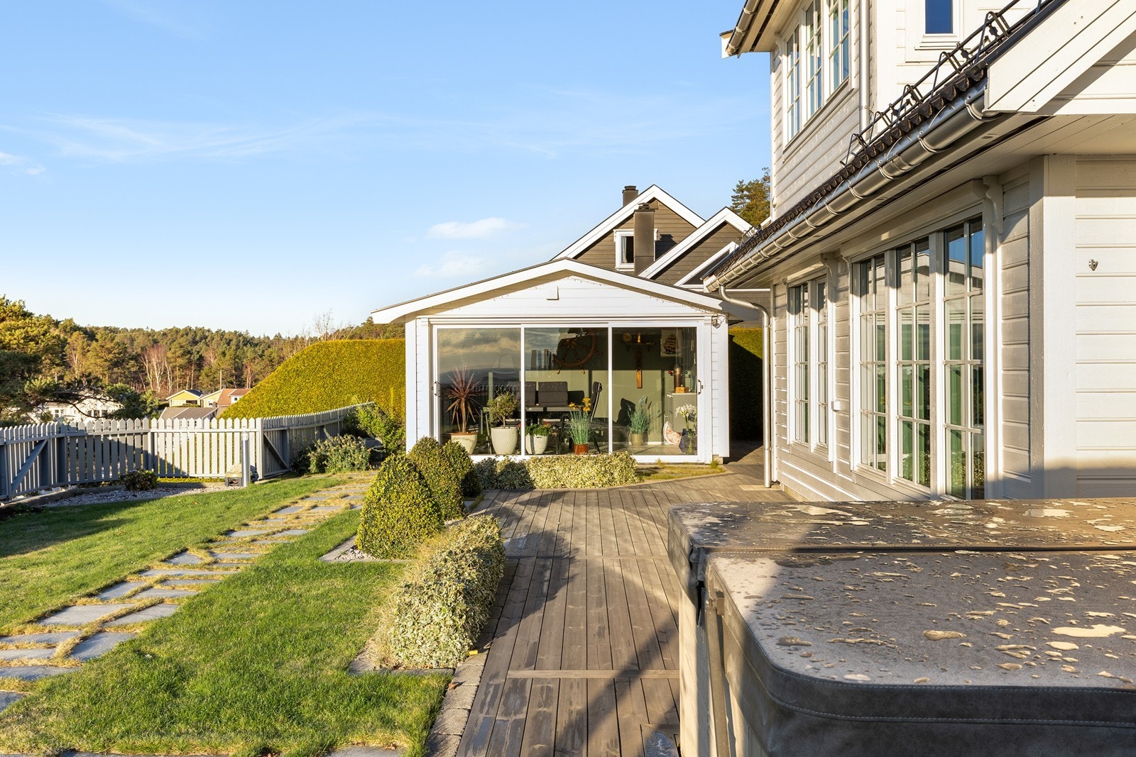 Hyggelig uteområde med hagestue, jacuzzi og terrasser Galleribilde
