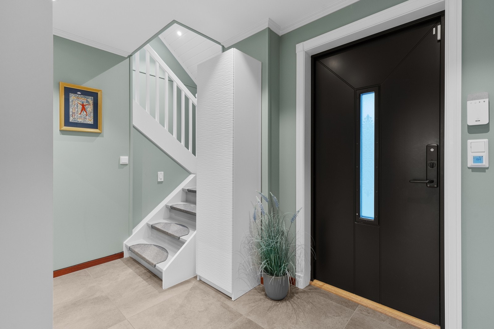 Entré med skyvedørsgarderobe og malt trapp til 2. etg. Galleribilde