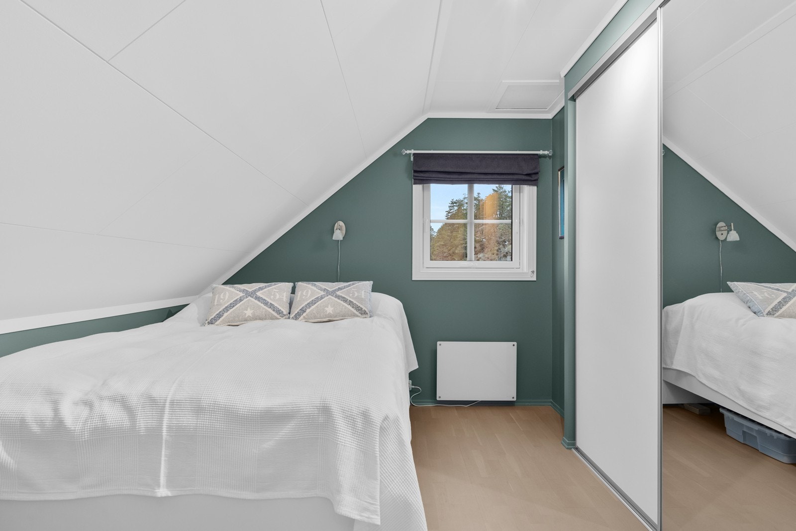 Et av 3 soverom i 2. etg med god plass til stor seng og hendig skyvedørsgarderobe Galleribilde
