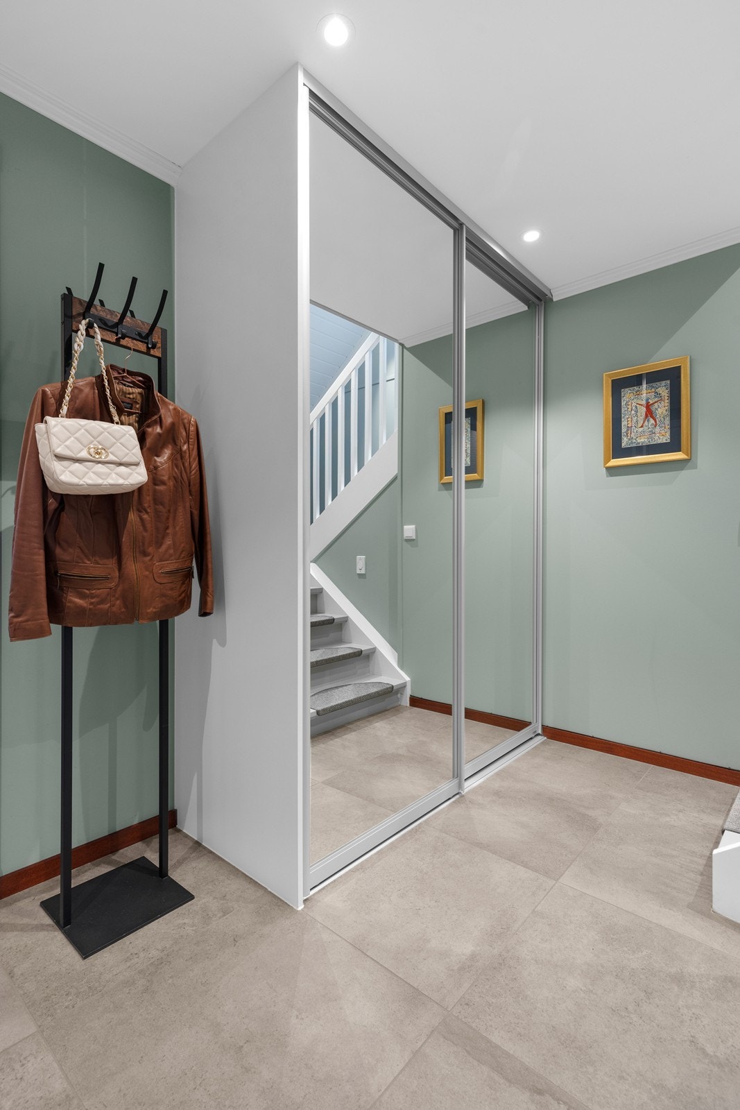 Skyvedørsgarderobe og plass til oppheng i gangen Galleribilde