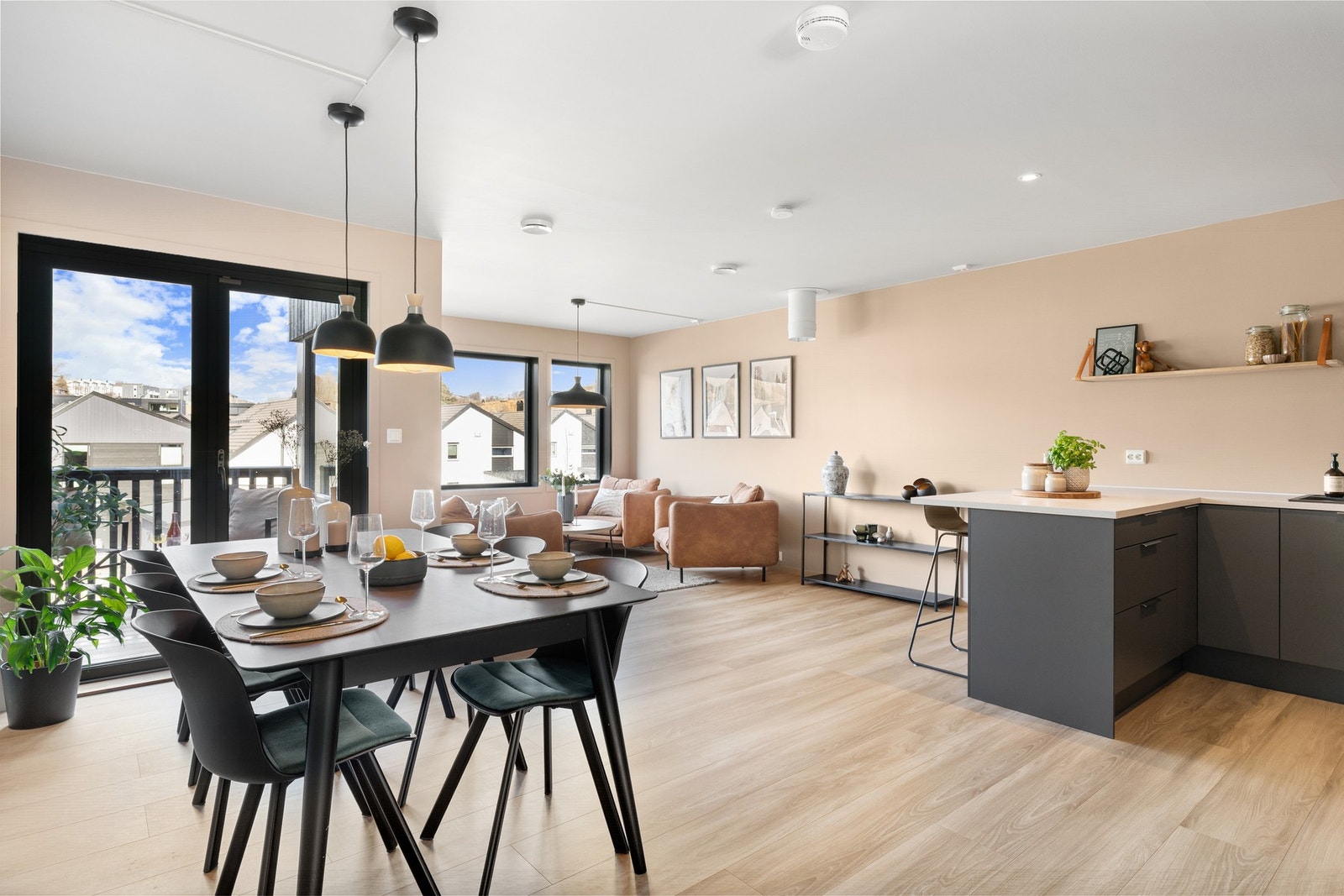 Her har du plass til både sofagruppe og spisebord. Galleribilde