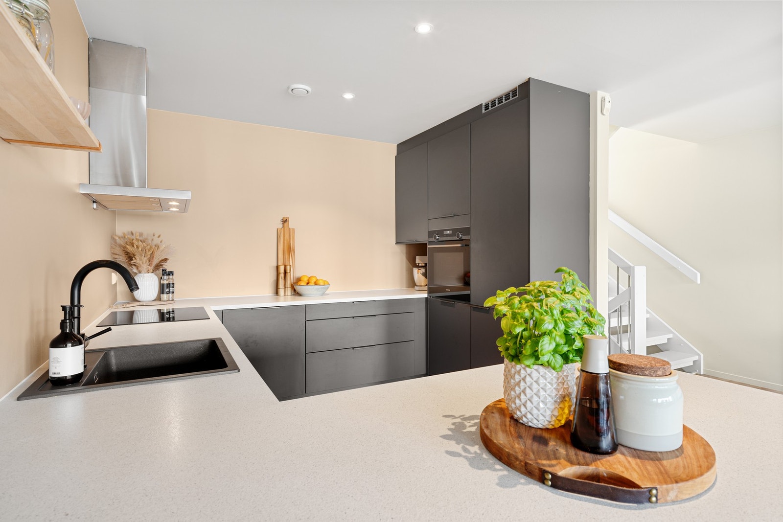 Kjøkkenet har integrerte hvitevarer som 60cm induksjonstopp, stekeovn i høyskap, oppvaskmasin og kjøleskap. Galleribilde