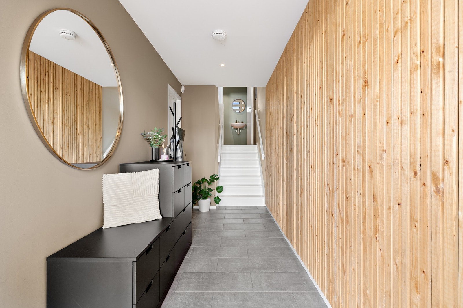 Romslig entre med fliser på gulv og varmekabler. Til venstre er det bod/bi-inngang. Galleribilde