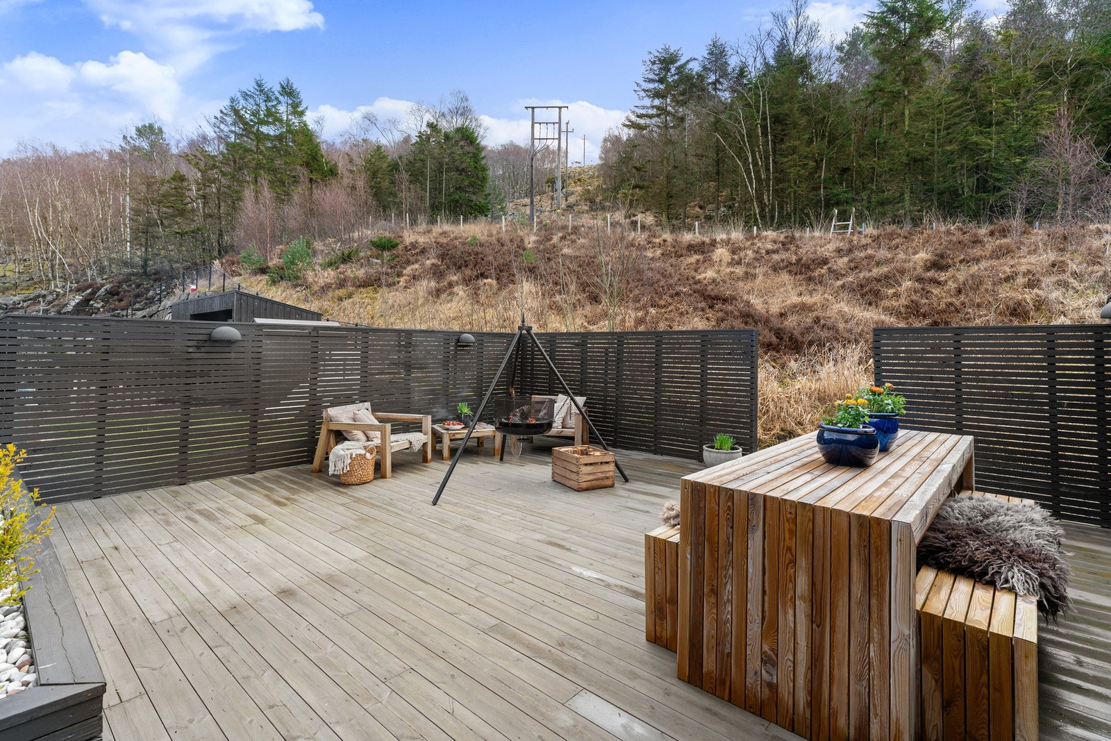 Boligen har en god uteplass med flere soner. Galleribilde