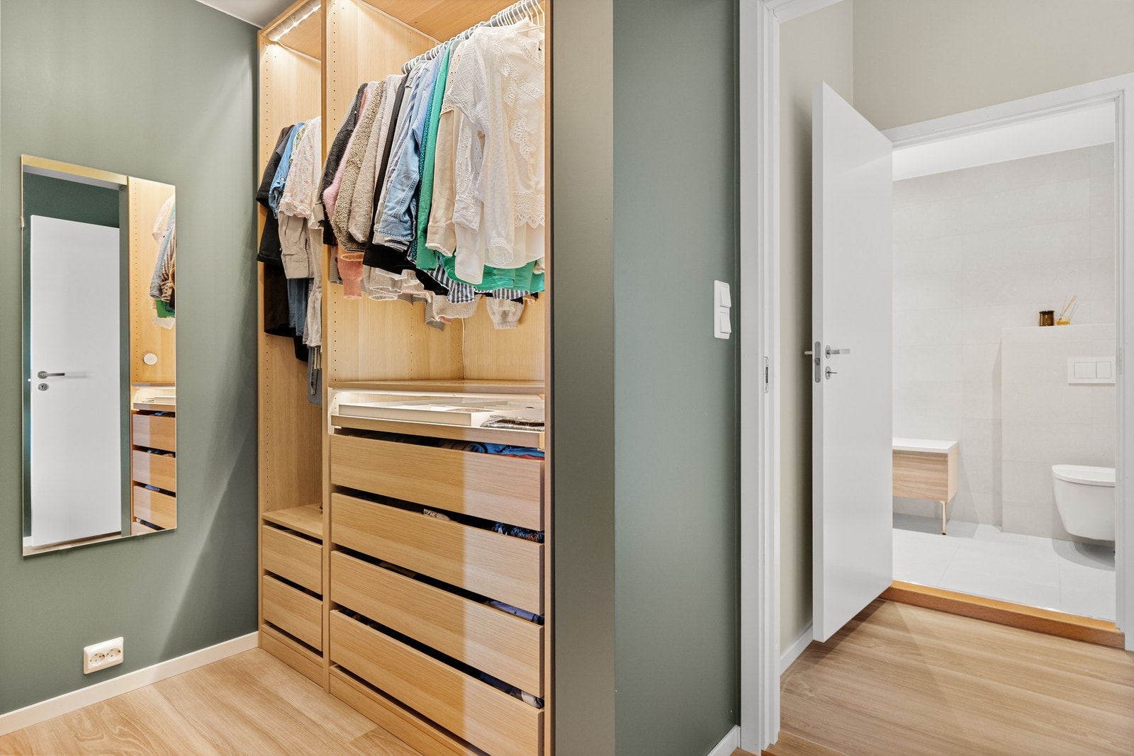 Soverom 2 har egen garderobeløsning Galleribilde