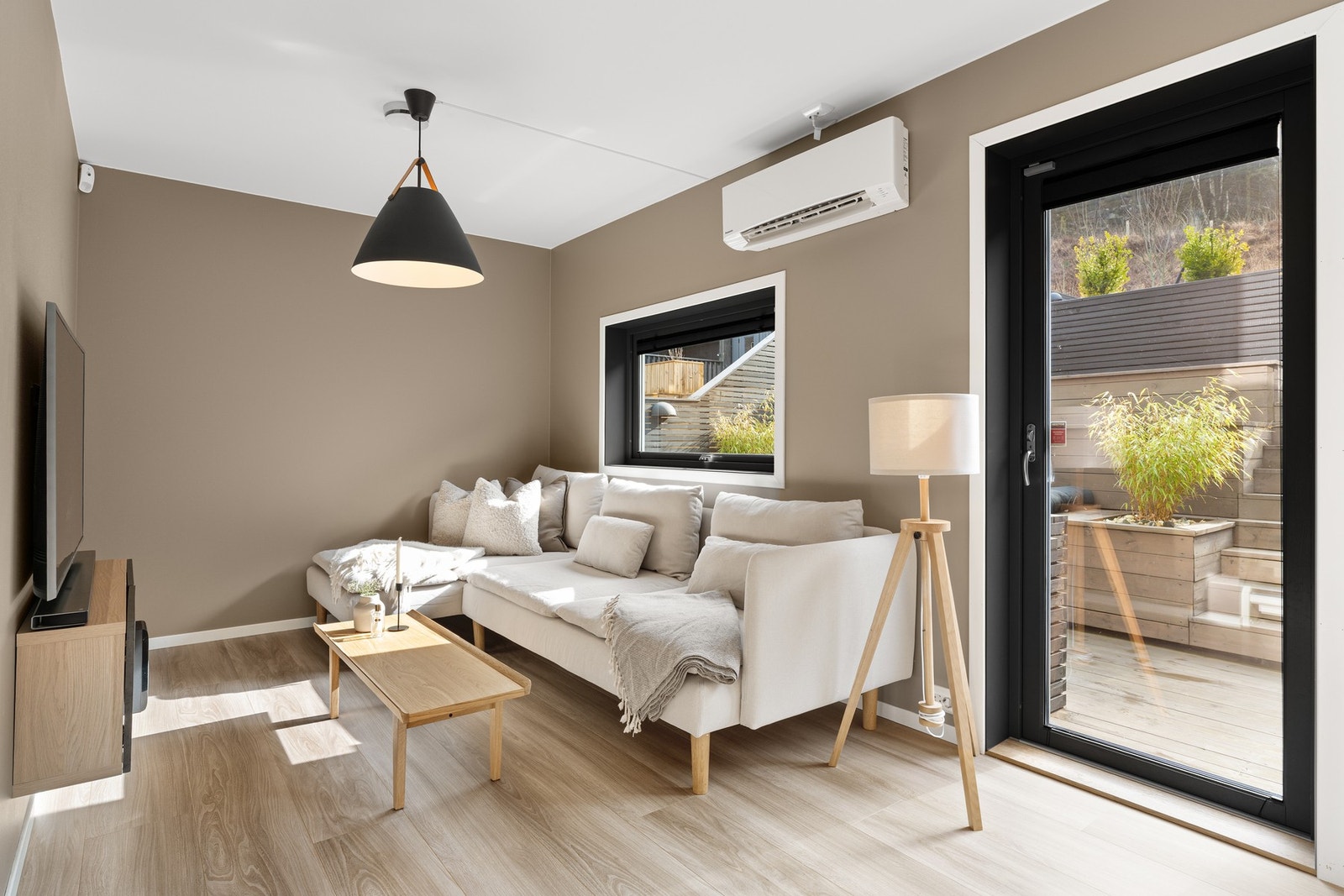 Fra stuen har du utgang til terrassen. Galleribilde