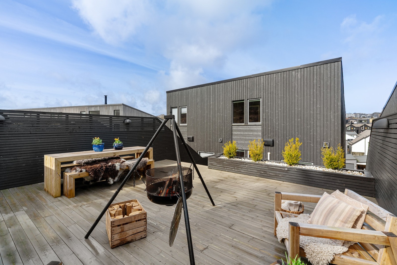 Terrasse på ca. 55 kvm, med flere møbleringsmuligheter. Galleribilde