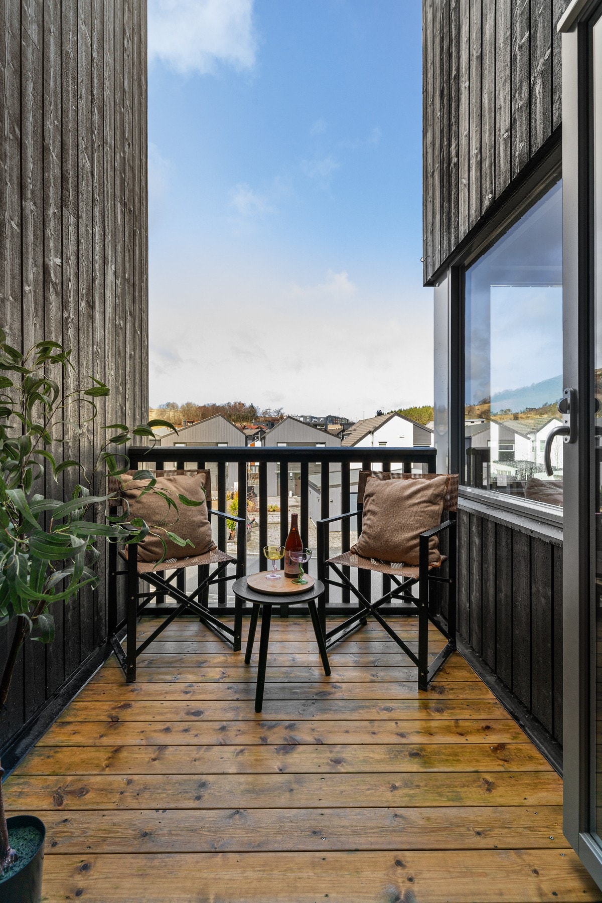 Terrasse i 2.etg med utgang fra stuen - Terrassen er på ca 4kvm. Galleribilde