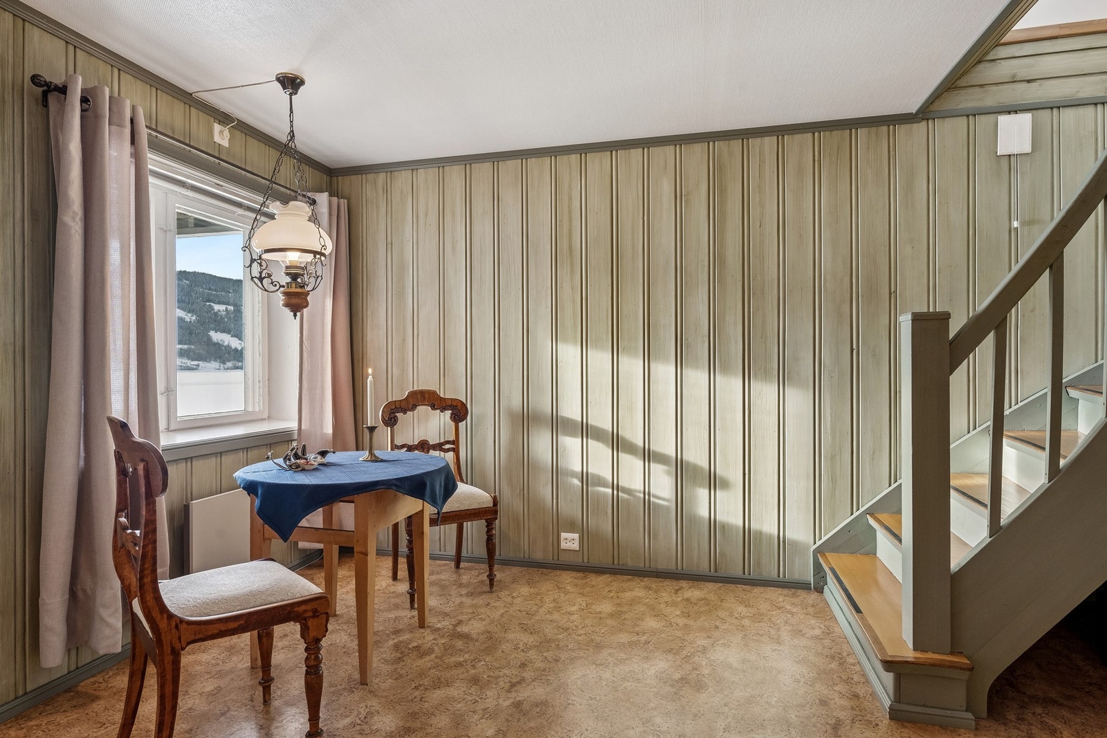 Fra det ene rommet i hovedetasjen er det trapp til innredet kjeller Galleribilde