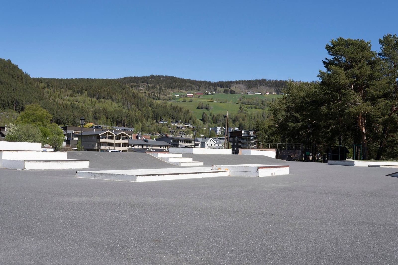 I Parken kan man bade, spille fotball, skate eller være med barna i de mange lekestativene som er satt opp. Galleribilde