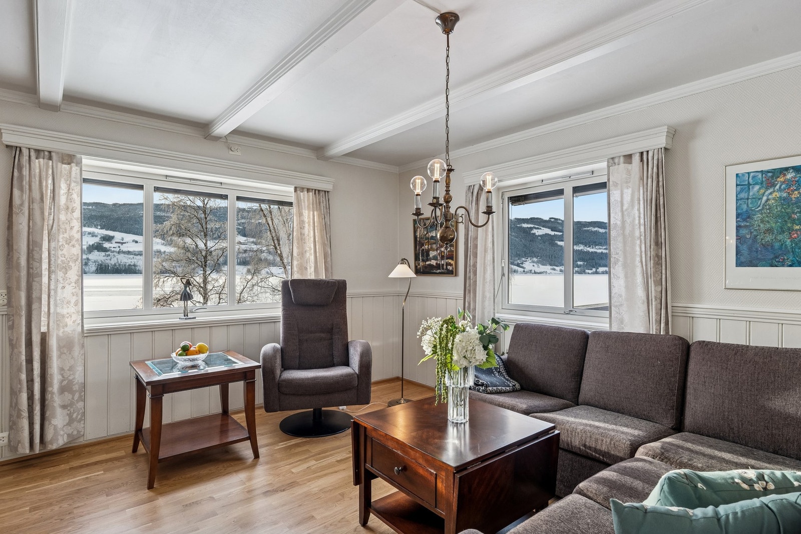 Rommet har mange vinduer, dette gir gode lysforhold og fin utsikt mot fjorden Galleribilde