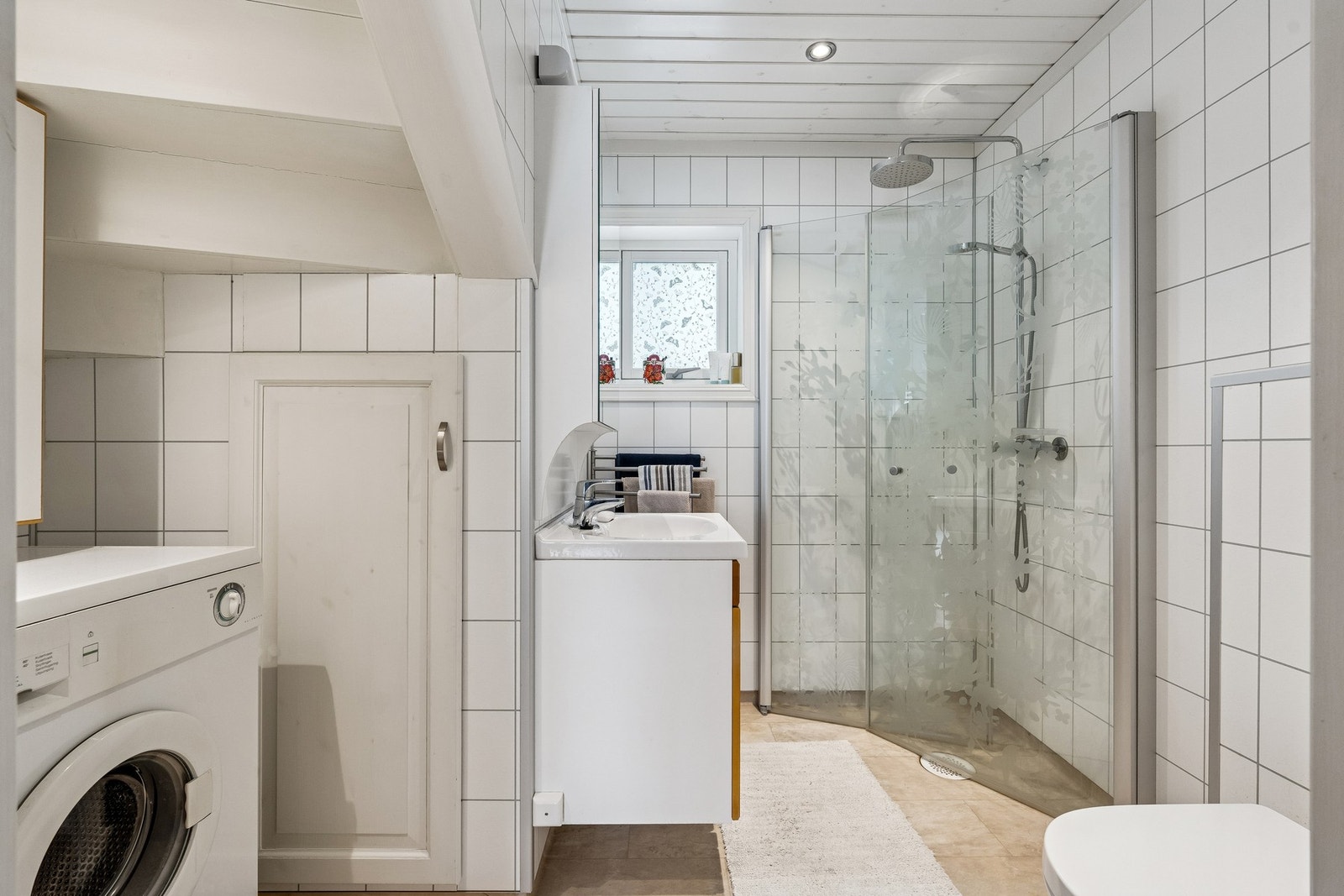 Badet ble pusset opp i 2017. Varmekabler og belegg på gulv. Baderomsplater på vegg Galleribilde