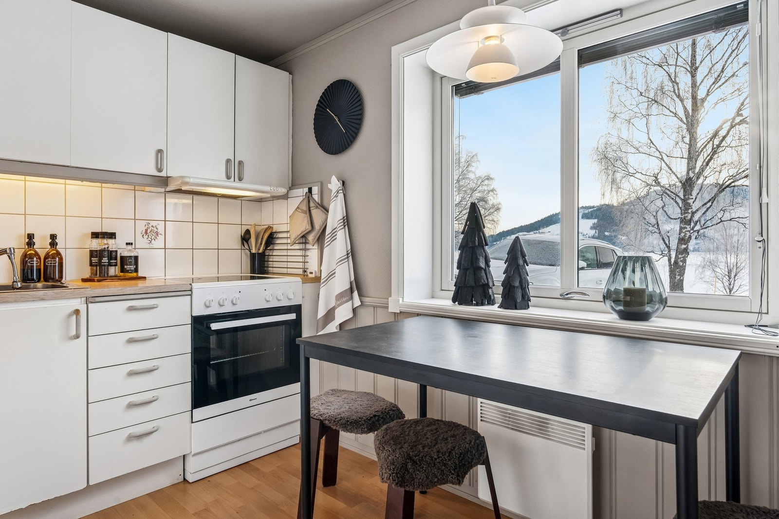 Plass til en liten spisegruppe, en hyggelig plass for dagens første kaffekopp med fin utsikt mot fjorden Galleribilde