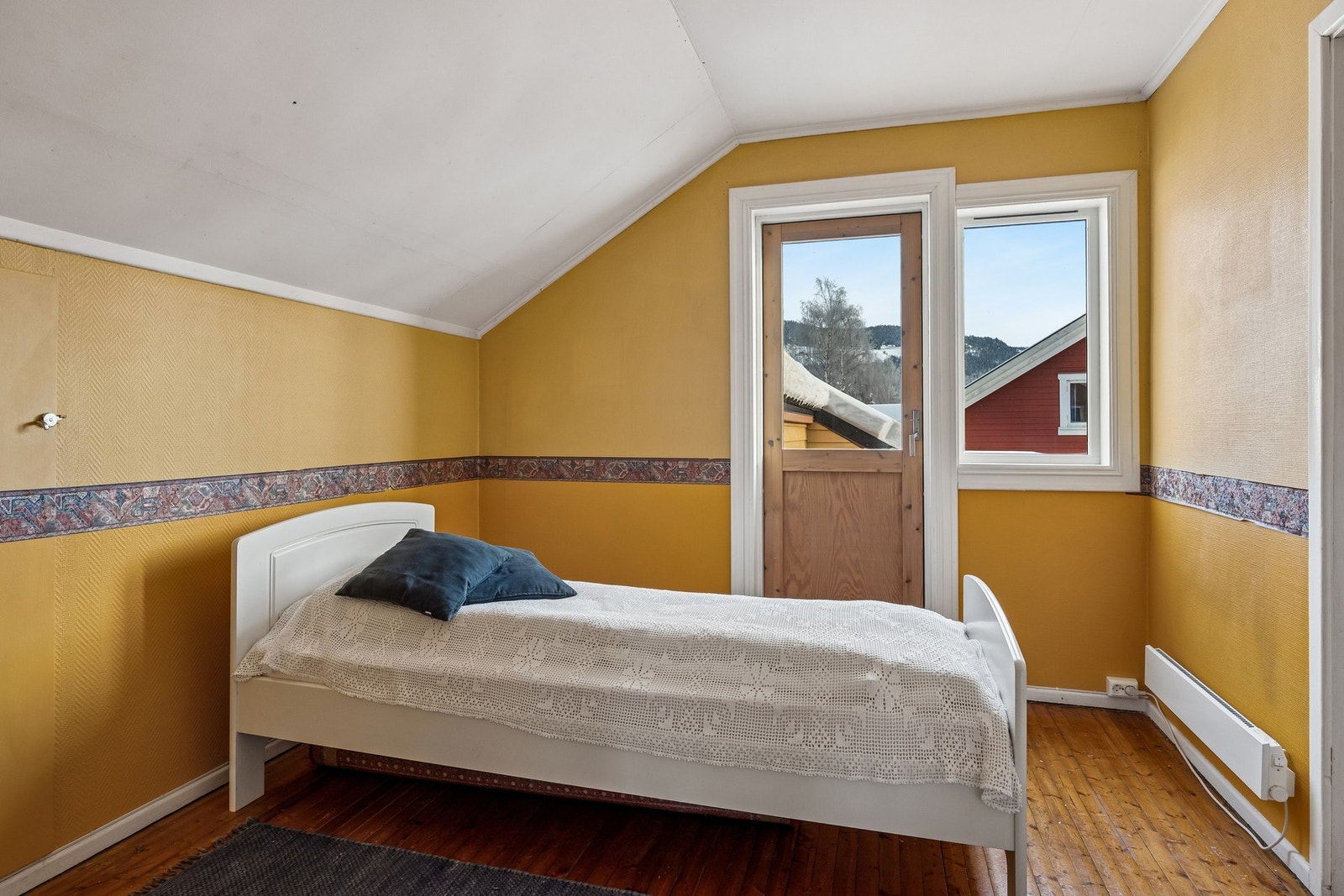 2. etasje har 3 rom som blir brukt som soverom. Det ene rommet har adkomst til balkong Galleribilde