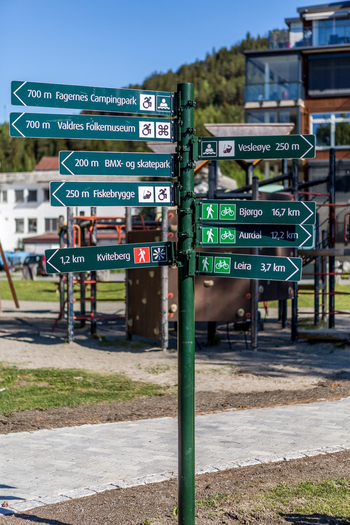 Asfaltert gangvei fra Fagernes og helt til Bjørgo, denne traseen er på ca. 18 km og går gjennom Leira som har kjøpesenter, større butikkjeder og andre servicetilbud Galleribilde