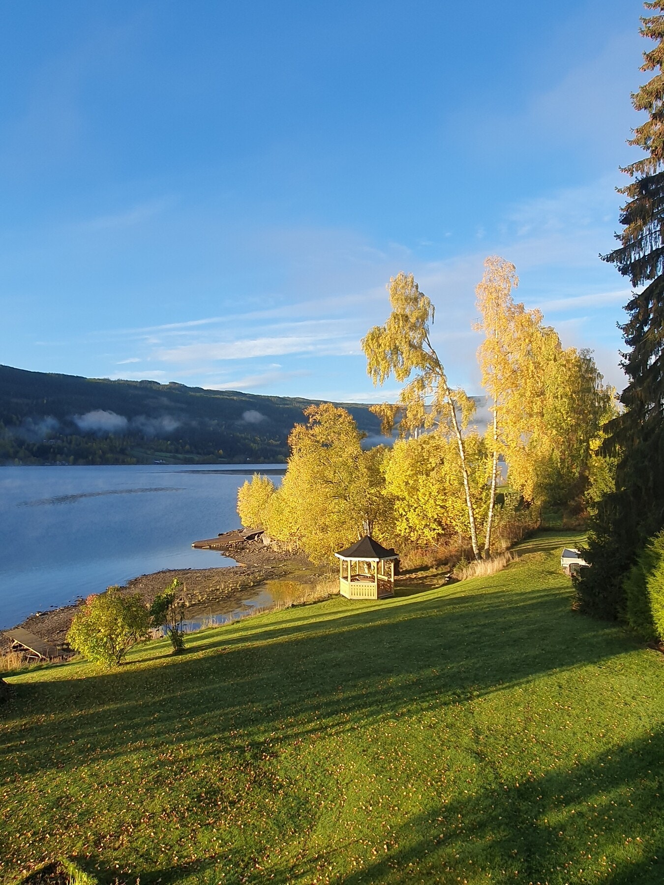 Et lysthus hører en strandeiendom til. Her kan man samles til hyggelig lag - eller helt alene med en god bok. Nede ved fjorden er det også en utepeis. Bilde fra selgers arkiv Galleribilde