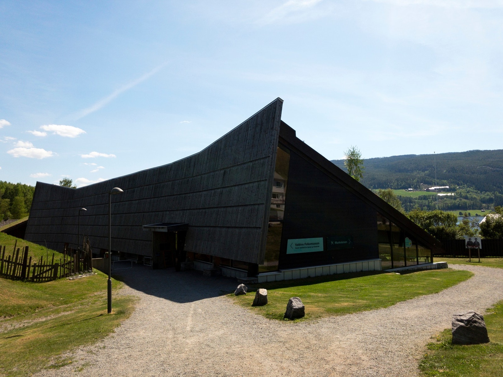 Som en del av Valdresmusea finner man Valdres Folkemuseum like ved eiendommen. Museet er et av de eldste og største friluftsmusea i landet med 105 historiske hus og anlegg Galleribilde