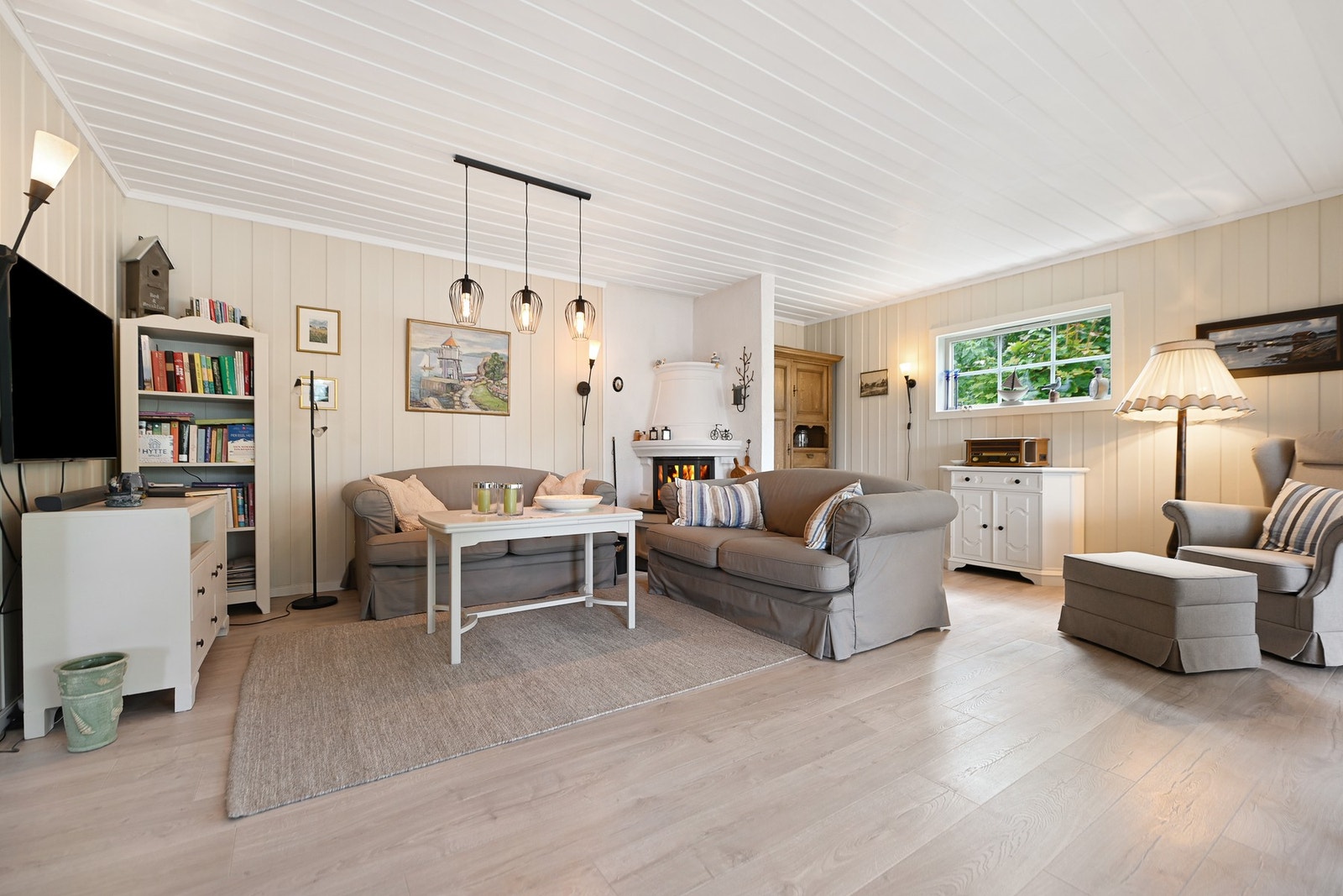 Sentralt i rommet står en peis som gir behagelig varme og skaper en lun atmosfære på kjølige høst- og vinterkvelder. Galleribilde