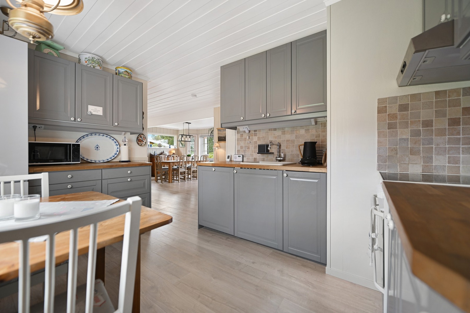 Kjøkkenet er arbeidsvennlig og praktisk utformet, med gode løsninger og effektiv plassutnyttelse - godt tilrettelagt for deg som liker å lage mat. Galleribilde