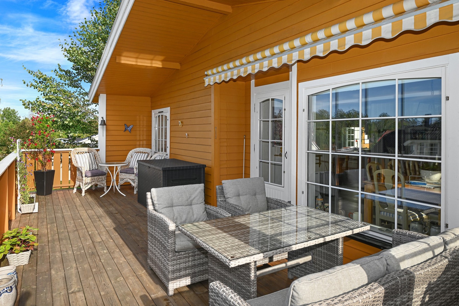 Fra stuen er det utgang til en romslig veranda på ca. 28 m². Galleribilde