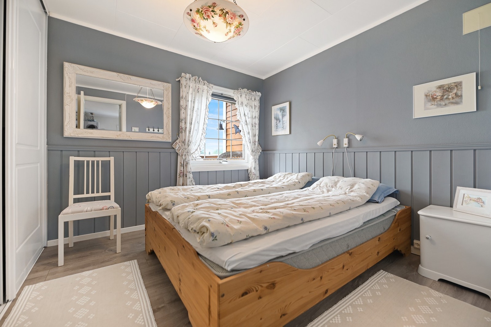 Hovedsoverommet har god plass til dobbeltseng og har skyvedørsgarderobe. Galleribilde