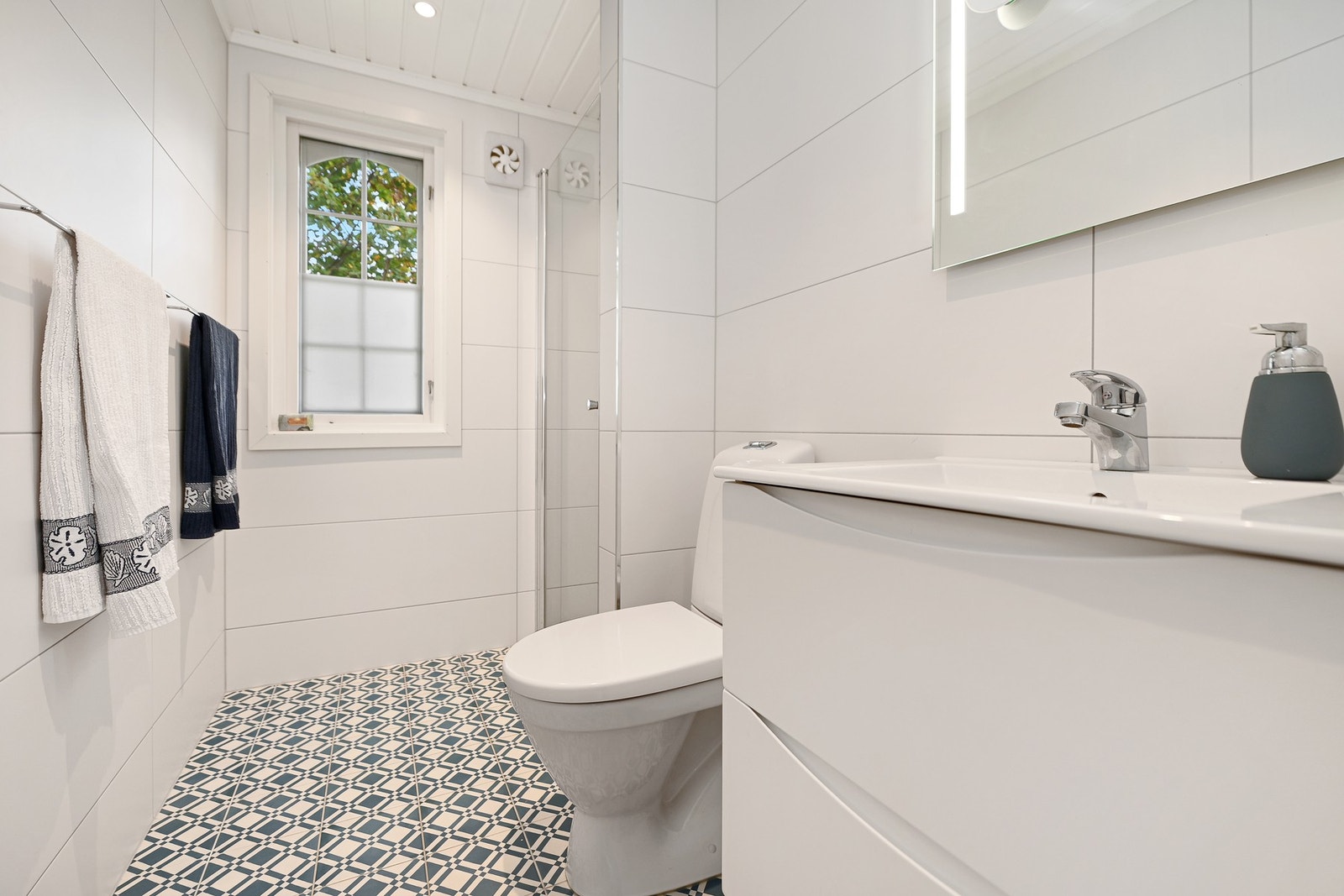 Badet i 1. etasje ble oppført i 202 Galleribilde