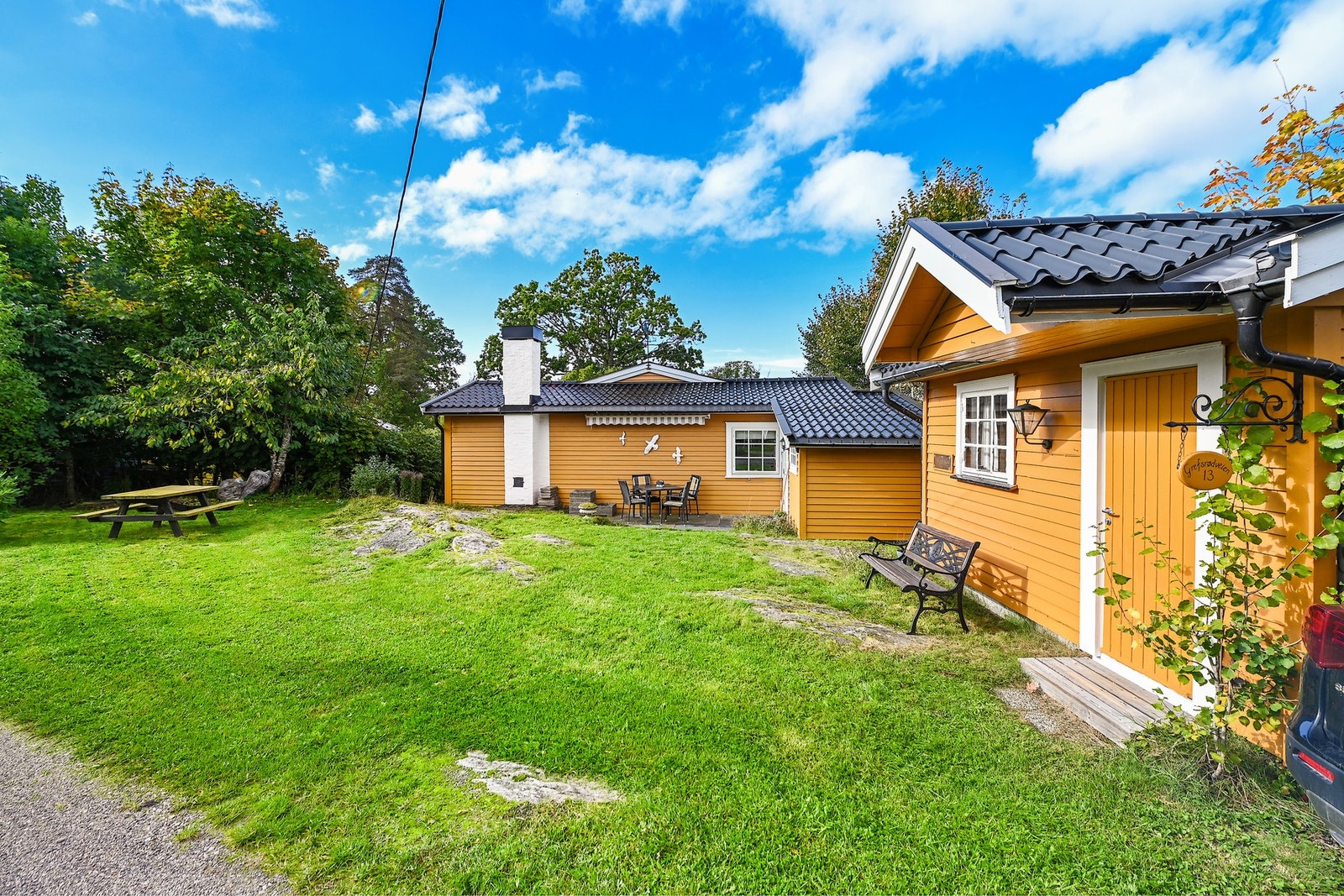 Hytta går over to plan og kompletteres av et innredet anneks. Galleribilde