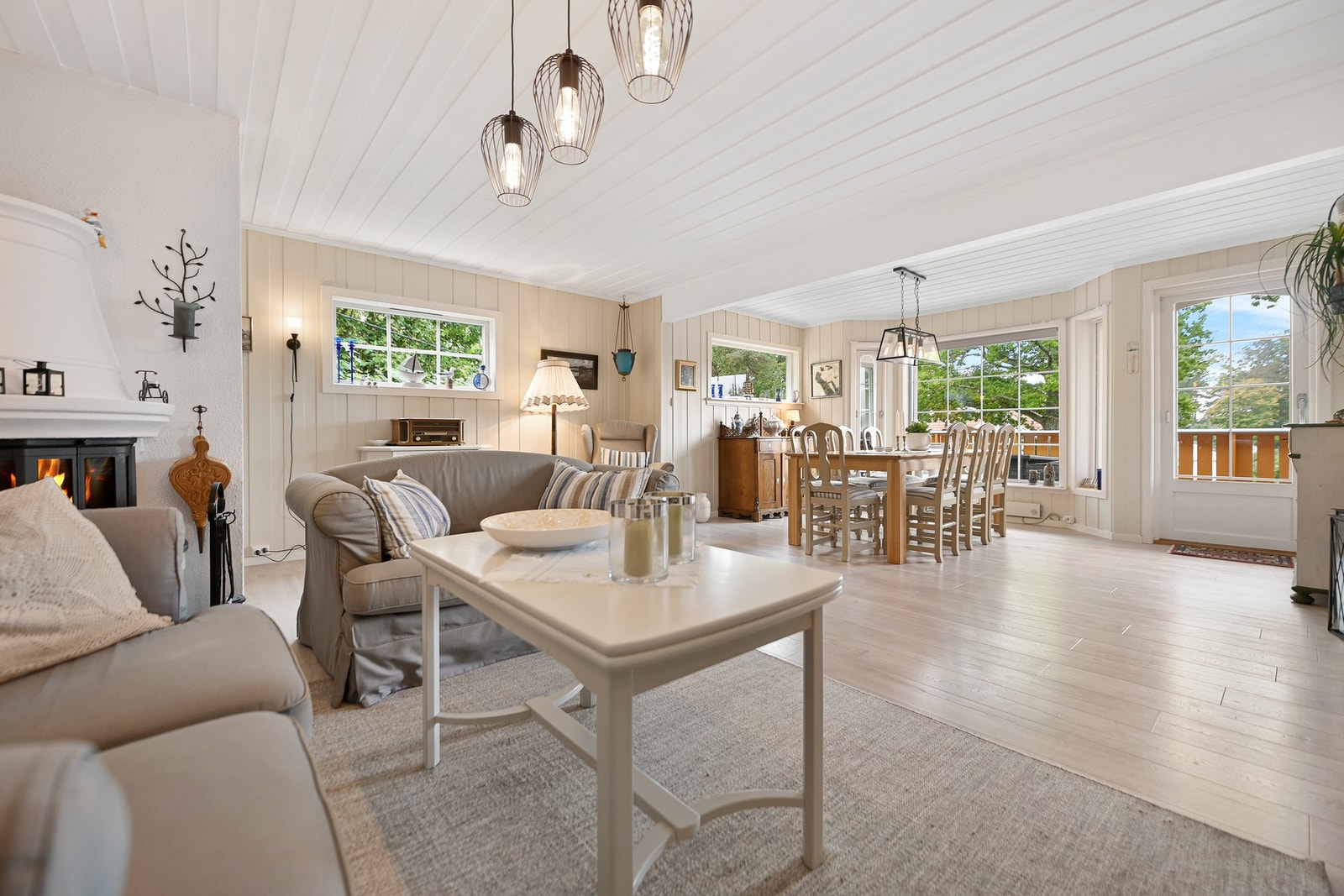 Stuen er hyttas naturlige samlingspunkt, med store vindusflater som slipper inn rikelig med lys. Galleribilde