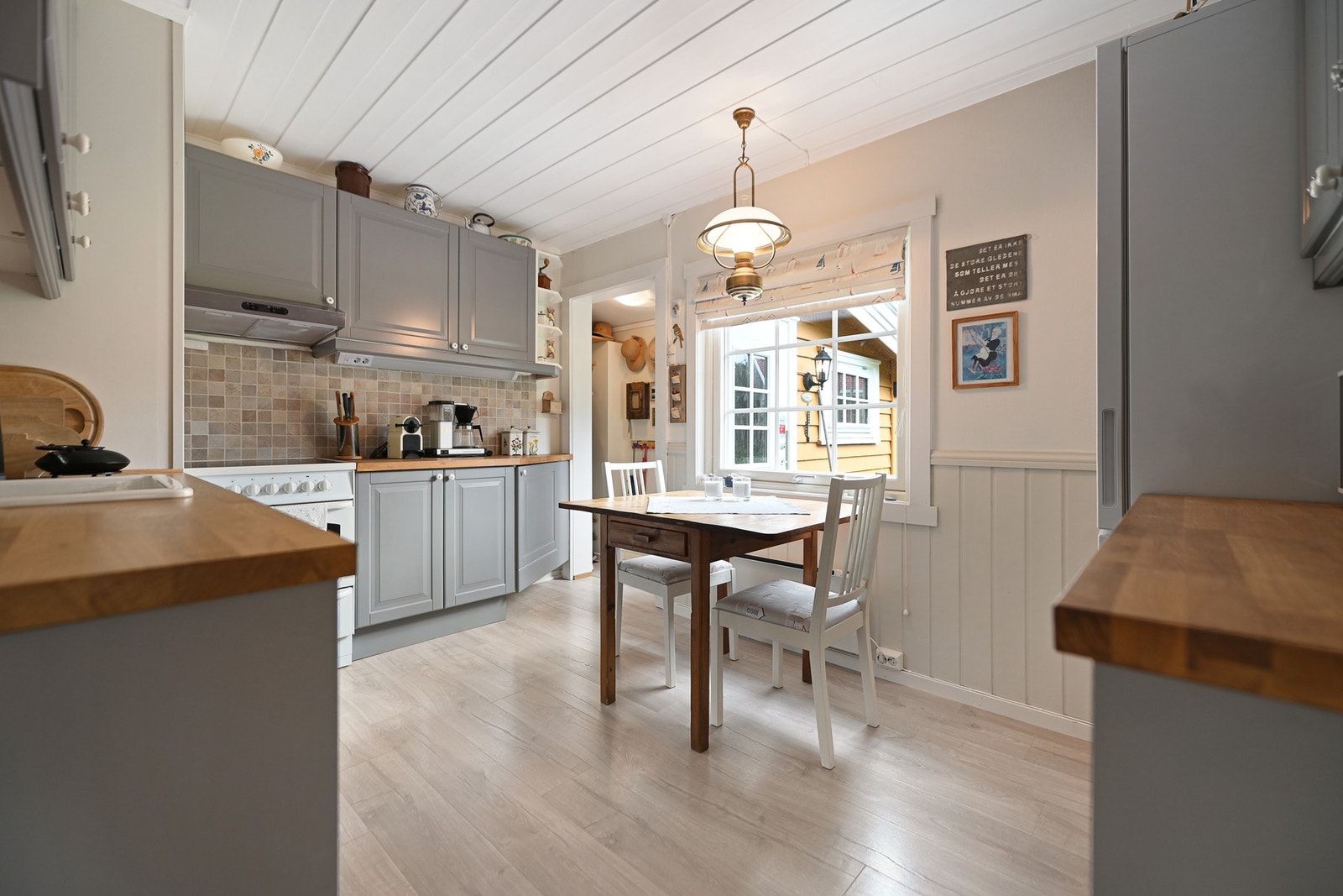 Her er det frittstående komfyr og kjøleskap, samt integrert oppvaskmaskin. Det er i tillegg installert komfyrvakt og vannstoppesystem. Galleribilde