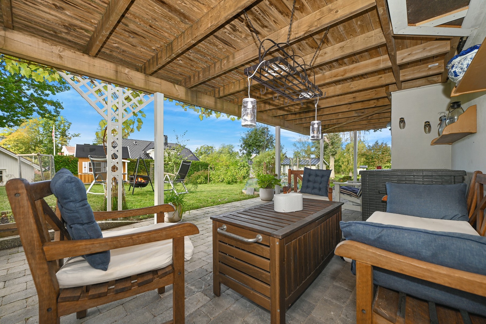 Rett utenfor kjellerinngangen er det en hyggelig uteplass med god plass til grill, sittegruppe og beplantning. Galleribilde