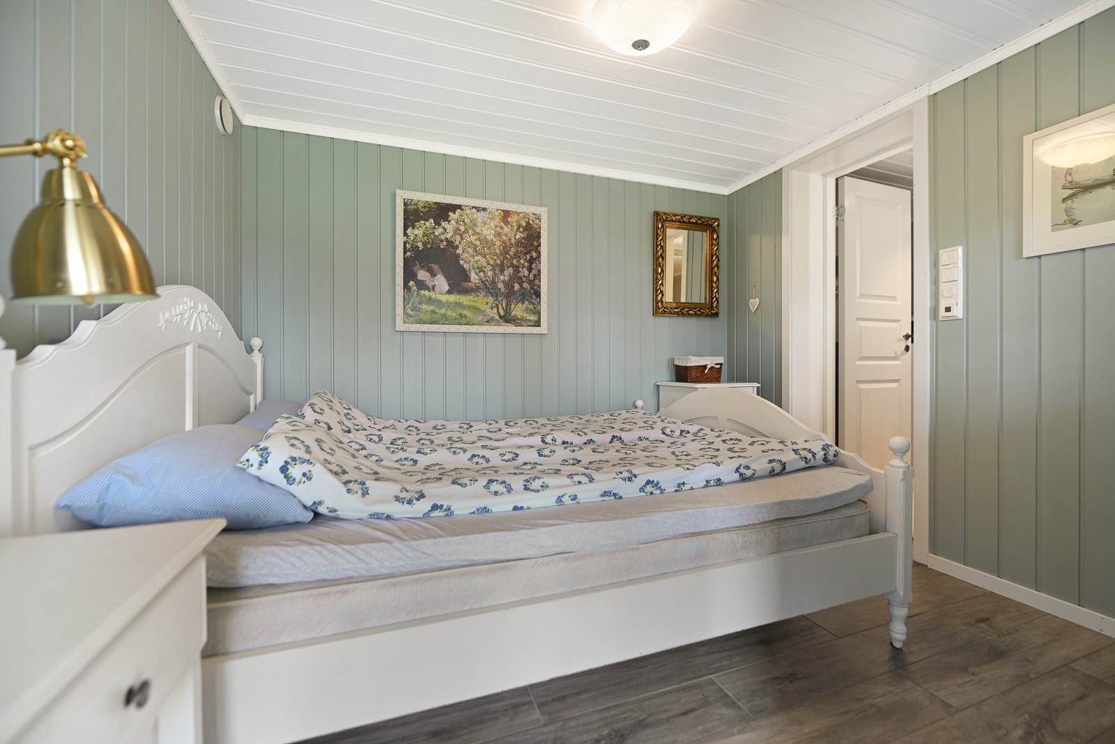 Kjelleren har separat adkomst og er innredet med soverom og bad.
Det presiseres at rommene i kjelleren ikke er bruksendret fra tilleggsdel til hoveddel, og de er ikke godkjent for varig opphold. Galleribilde