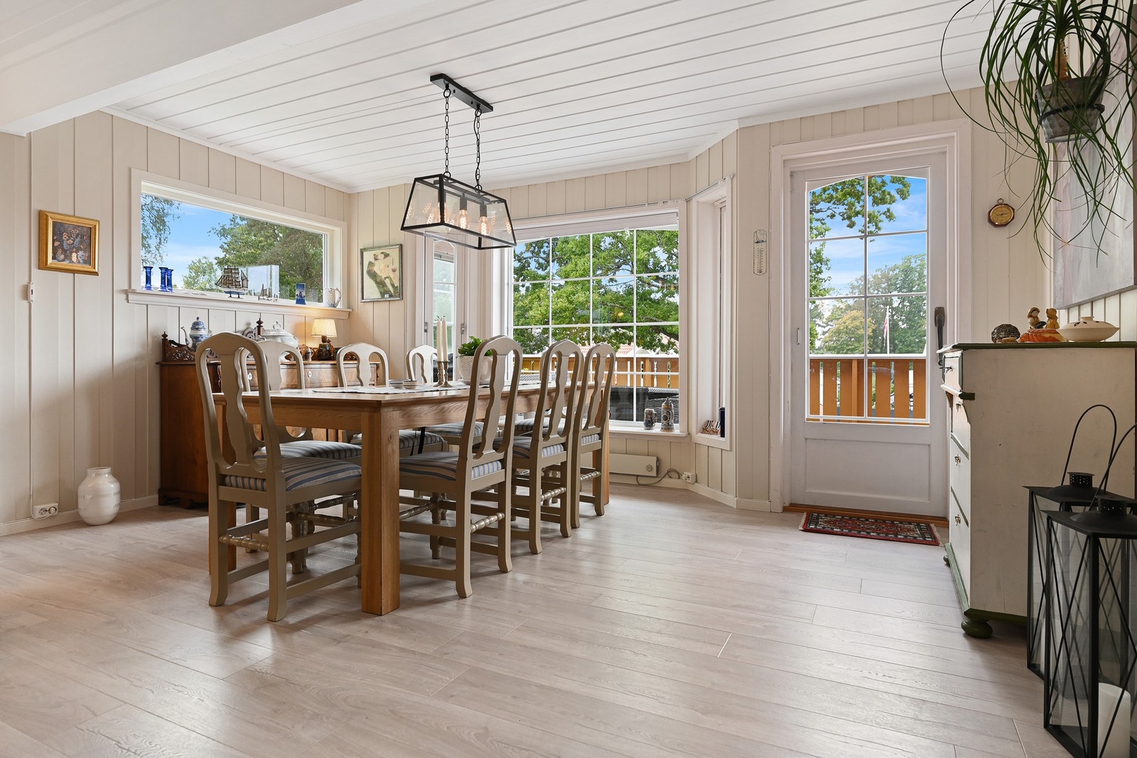 Rommet har en praktisk, rektangulær utforming som gjør det enkelt å innrede, og her er det god plass til både spisebord og sofagruppe med tilhørende møblement. Galleribilde