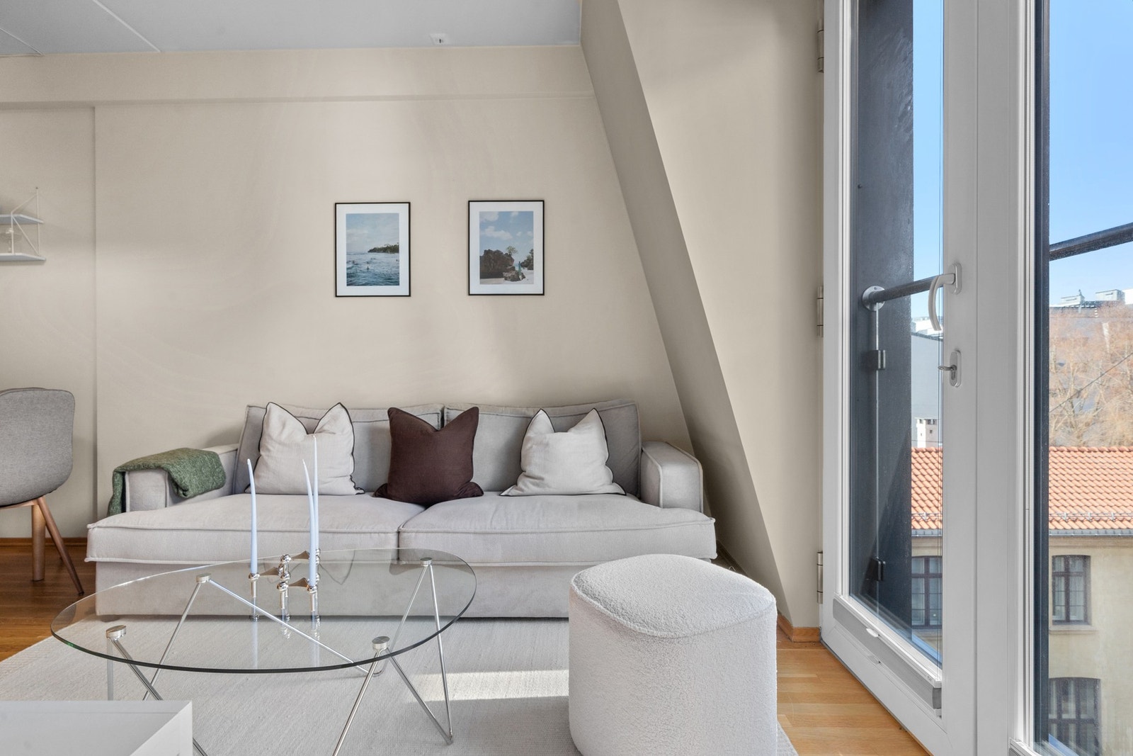 God plass til sofa Galleribilde