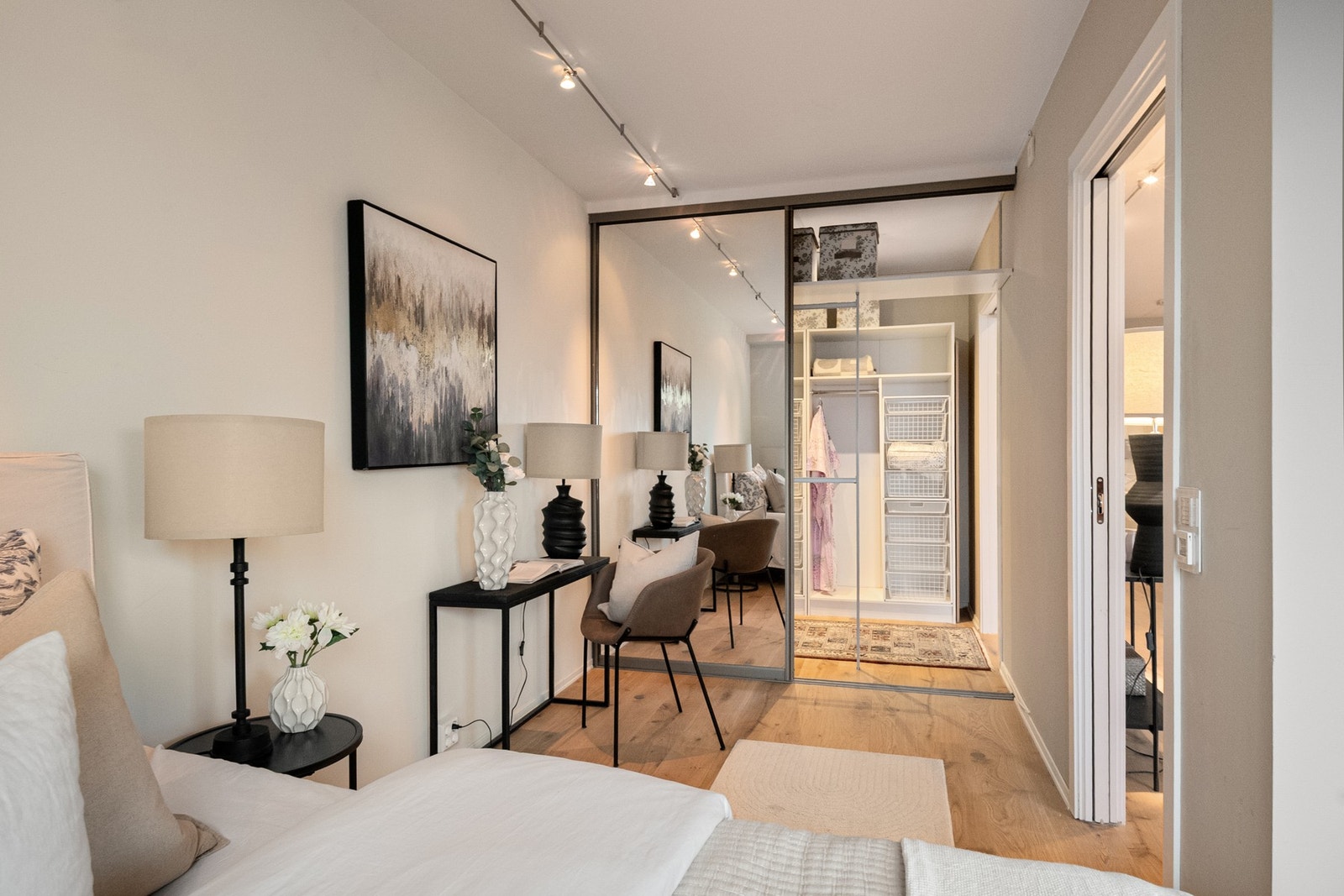 I tilknytning til soverommet har man en praktisk walk-in garderobe med gode oppbevaringsløsninger i form av stang, hyller og skuffer. Galleribilde
