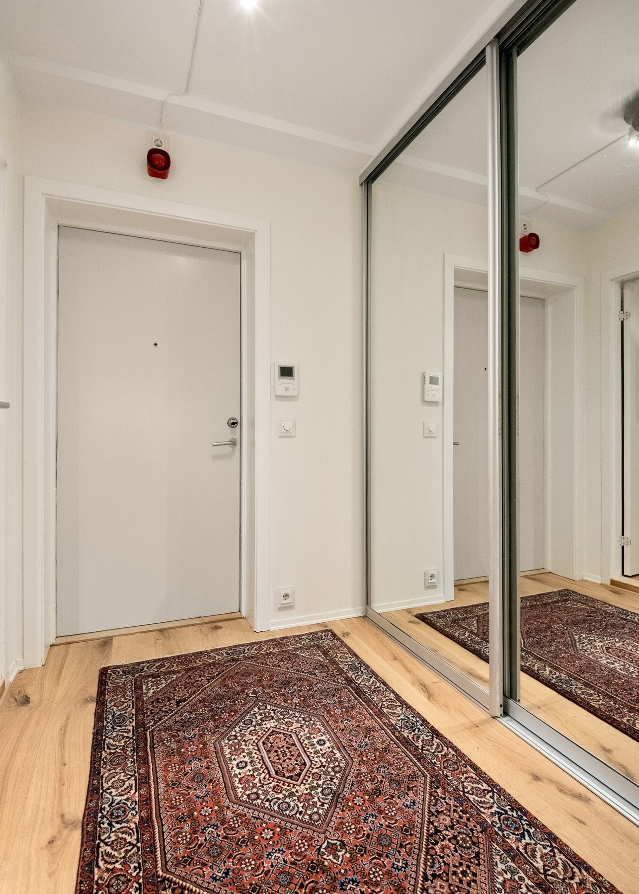 Entréen har en praktisk skyvedørsgarderobe med speilfronter som gir gode oppbevaringsmuligheter og en romslig følelse ved ankomst. Galleribilde