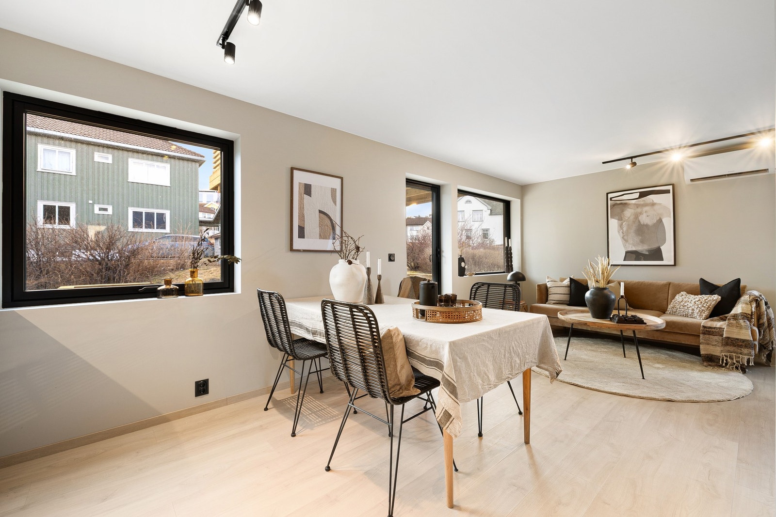 Stue/kjøkken har en åpen løsning på gode 32 kvm. Her er det meget god plass og muligheter for etablering av flere soner. Galleribilde