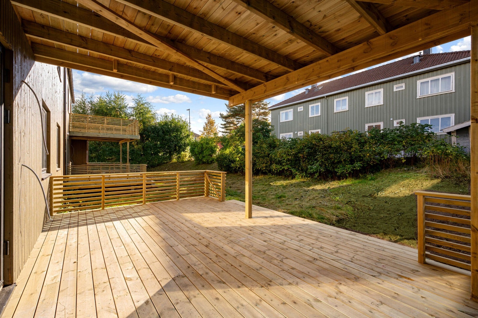 I forlengelse av stuen kommer du ut til en romslig terrasse på hele 22 kvm. Her har du god plass til utendørsmøblement, sittegruppe og grill. (Foto: Krokstad & Nervik - Jens Martin Nervik). Galleribilde