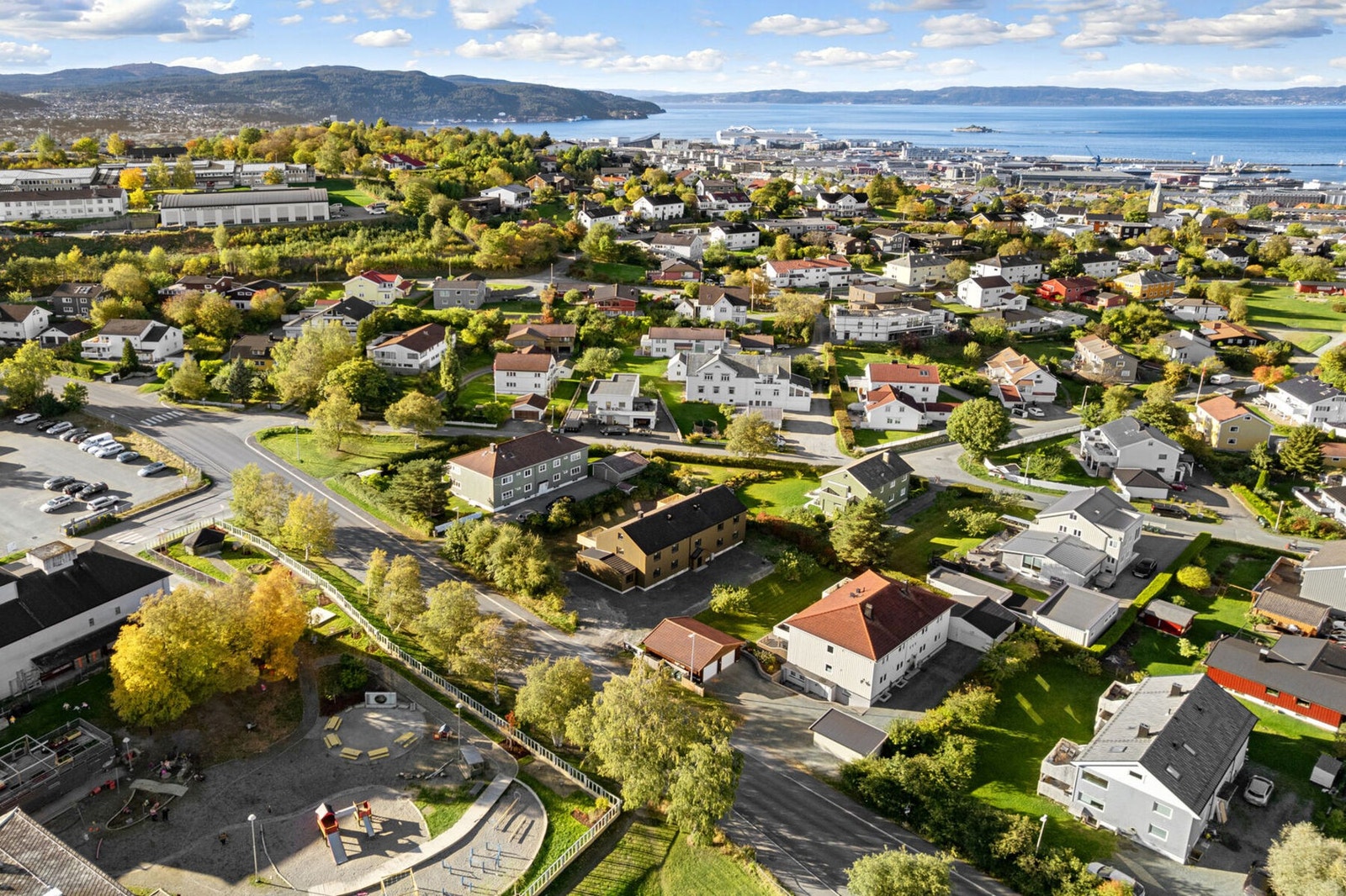 Her har du muligheten til å bo i et tilbaketrukket og veletablert boligområde, samtidig som du når Trondheim sentrum på kort tid. Galleribilde