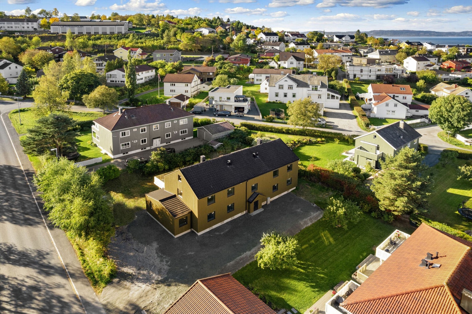 Nærmeste dagligvarekjede er Coop Prix som ligger ca 350 meter unna leiligheten. Galleribilde