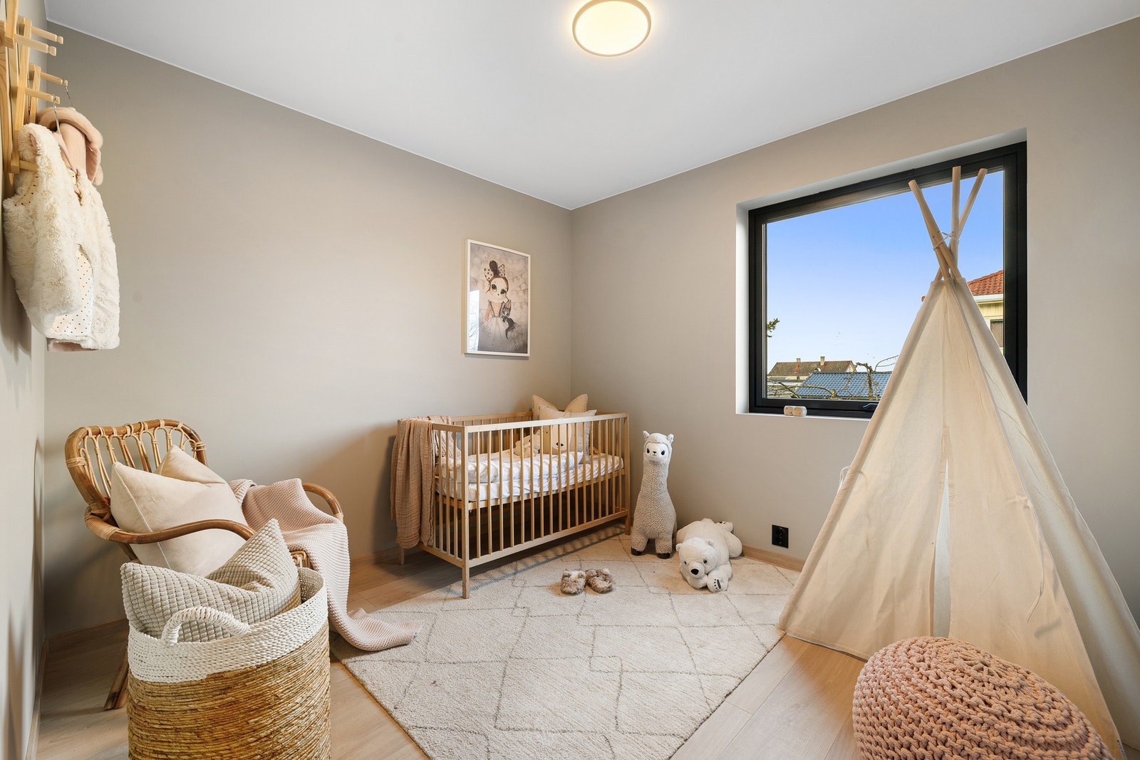 Soverom 2 er på 8 kvm og har god plass til seng av god størrelse, samt nattbord og garderobeløsning etter eget ønske. Galleribilde