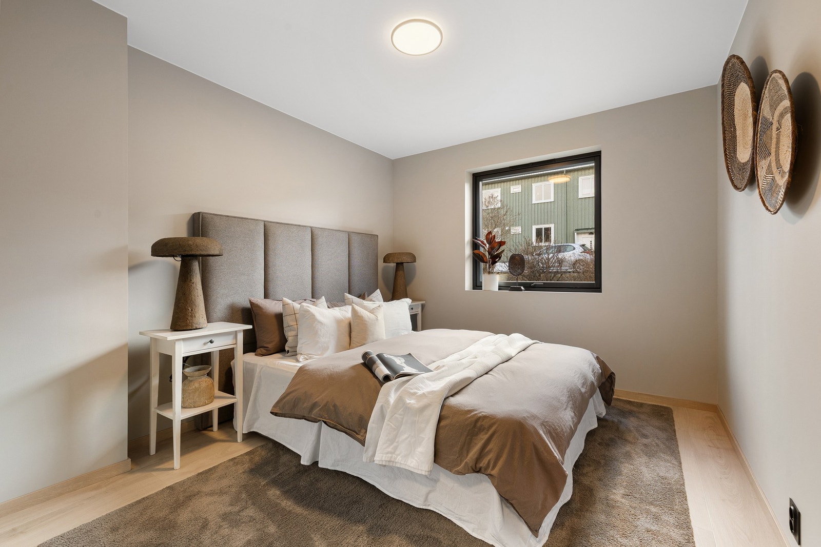 Hovedsoverommet er på 9,5 kvm og har god plass til dobbeltseng av god størrelse, garderobeløsning og annet ønskelig soveromsmøblement. Galleribilde