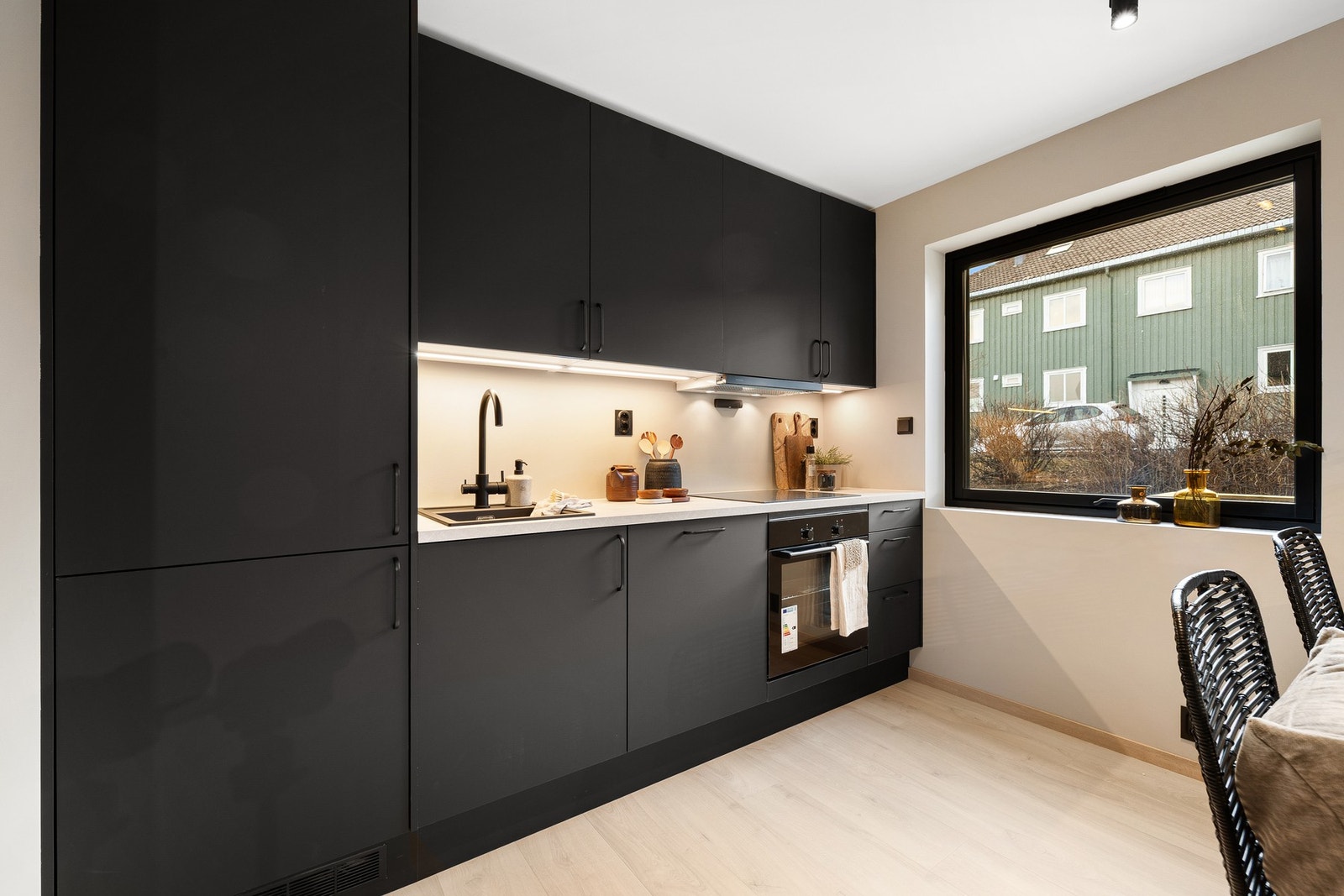 Det praktiske og mørke kjøkkenet fremstår moderne og holder en høy standard, er helt ubrukt og vurdert til TG 0 av takstmann. Galleribilde