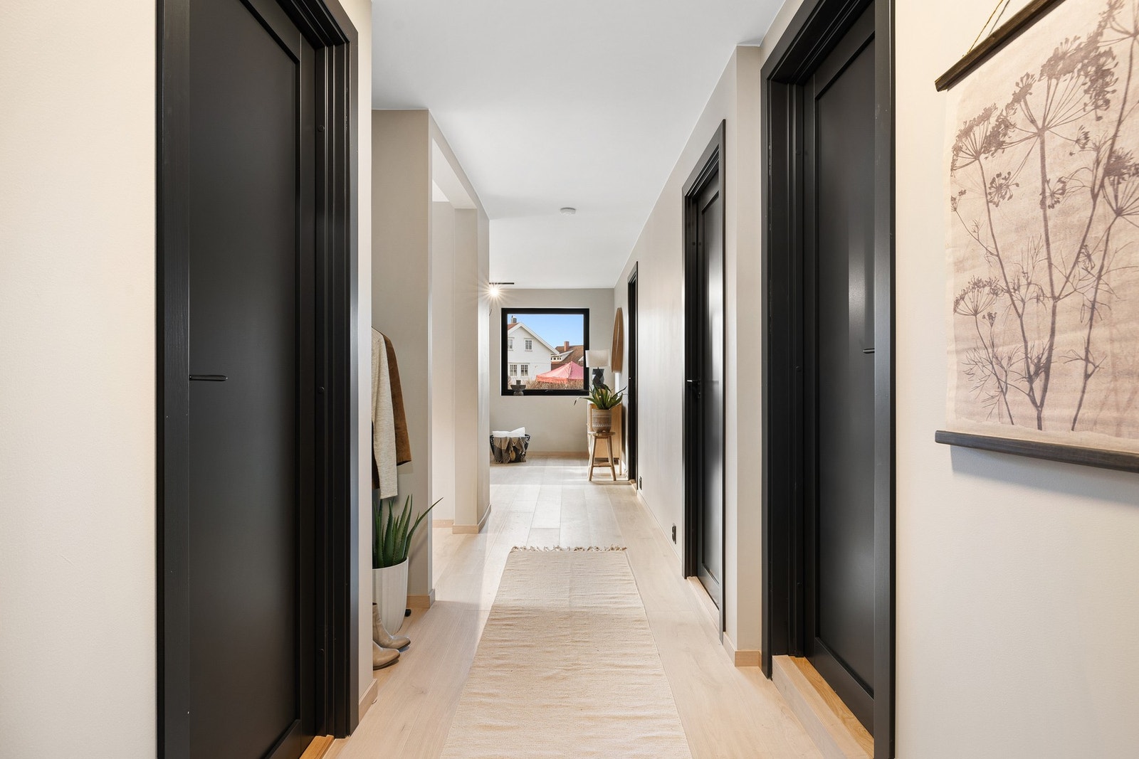 Velkommen til en trivelig visning! Entréen oppleves innbydende, og er utformet med et praktisk innhuk som gir en naturlig plassering for et garderobeskap eller en stumtjener eksempelvis. Galleribilde